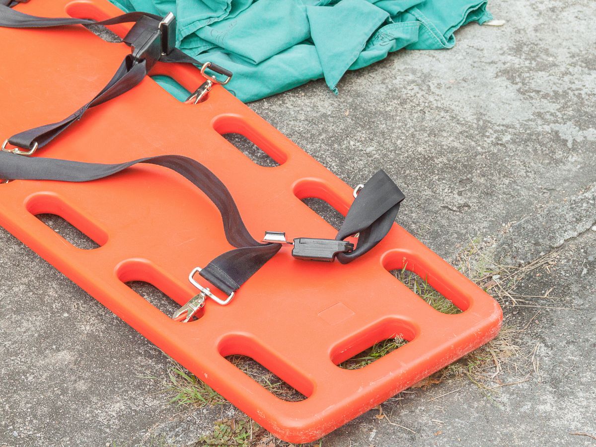 אלונקה – ציוד חיוני לרכבים מוסדיים, תעשייתיים ומקומות עבודה